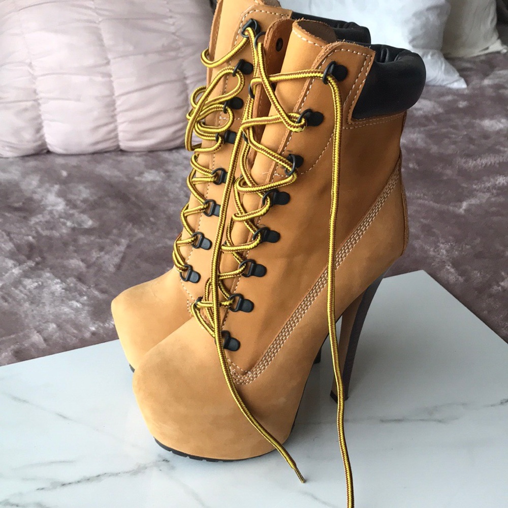 SOLD🎉🎉 Z-jo boots size 7, high heel timberlands